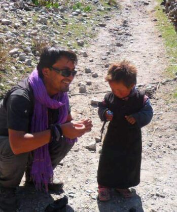 Mann mit Kind in Nepal