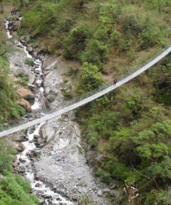 Hängebrücke über einen Fluss in Nepal
