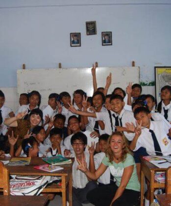 Indonesische Schulklasse mit Tina Eckert