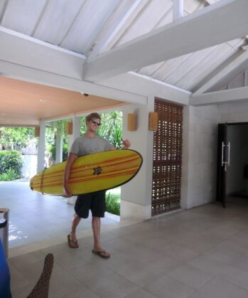 Volontär mit Surfbrett