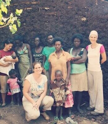Frauen stehen mit Kindern vorm Charity-Hause