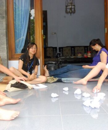 Volunteers spielen ein Spiel