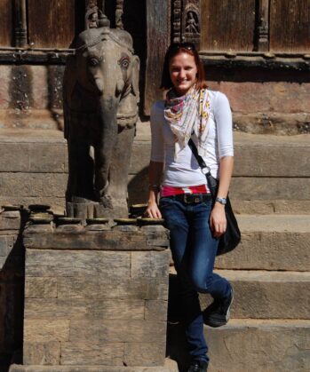 Volontärin beim Sightseeing in Nepal mit Karmalaya