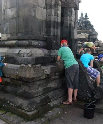 Volunteers bei den Restaurierungsarbeiten am Tempel