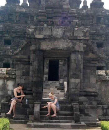 Zwei Frauen sitzen in einem Tempel