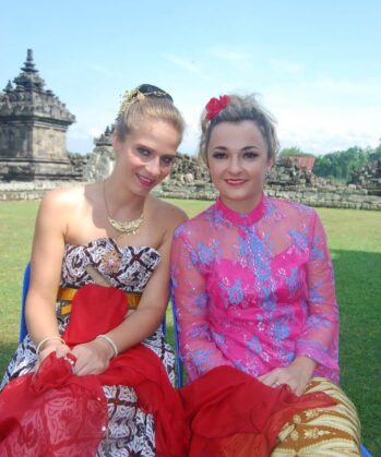 Zwei Frauen in traditioneller indonesischer Kleidung