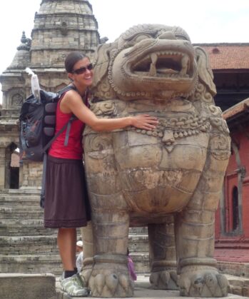 Karmalaya Volontärin beim Sightseeing in Nepal