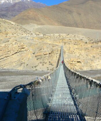 Lange Hängebrücke über einen Fluss