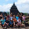 Karmalaya-Gründerin Tina Eckert mit Gruppe bei Tempel-Workcamp in Indonesien.