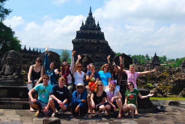 Karmalaya-Gründerin Tina Eckert mit Gruppe bei Tempel-Workcamp in Indonesien.
