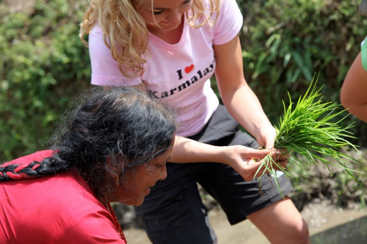 Tina Eckert mit Frau beim Reissetzen