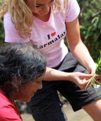 Tina Eckert mit Frau beim Reissetzen