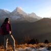 Frau mit Rücksack im Gebirge