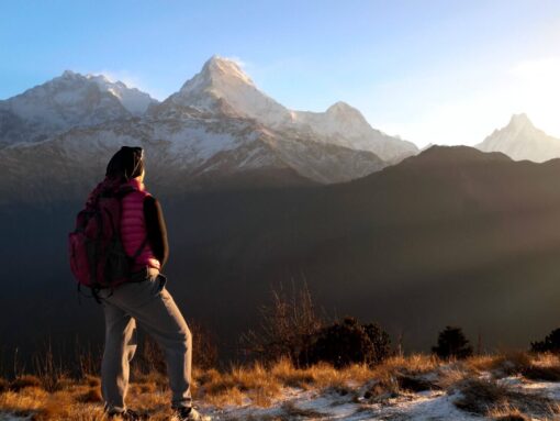 Frau mit Rücksack im Gebirge