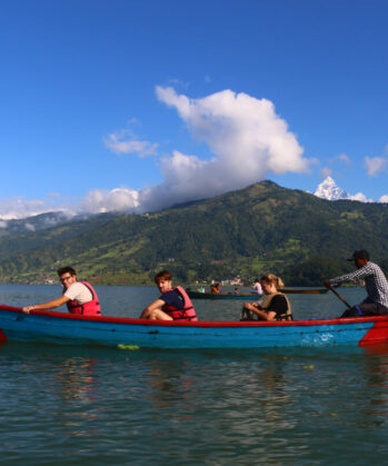 Vier Menschen in einem Boot auf dem Phewa-See in Pokhara