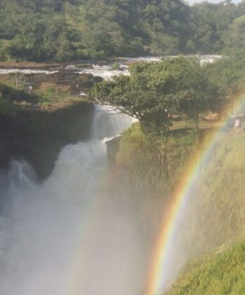 Regenbogen über den Murchison Falls in Uganda