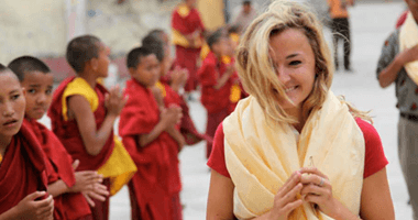 Karmalaya-Gründerin Tina Eckert im Kloster in Nepal