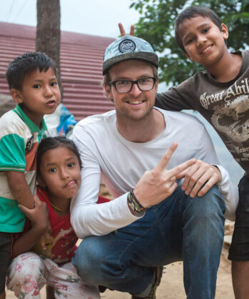 Volontär mit Kindern