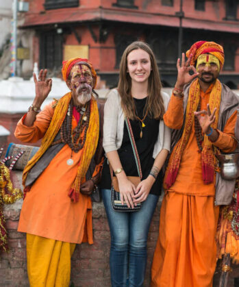 Volontärin mit vier Männern_Nepal_Pashupatinath