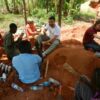 Karmalaya: Matthias Eckert mit Voluntären bei Bau-Workcamp in Uganda.