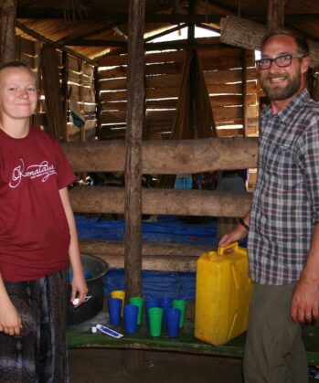 Freiwillige bei der Essensausgabe im Kinderbetreuungsprojekt in Zentraluganda