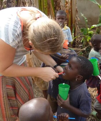 Zahnputzritual im Childcare Center Projekt von Karmalaya in Zentraluganda
