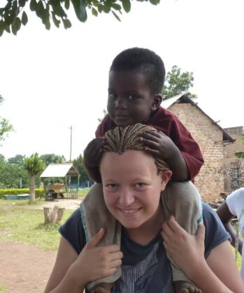 Volontärin mit Kind im Kinderbetreuungsprojekt von Karmalaya