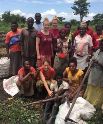 Karmalaya Volontäre & Mitarbeiter beim Farming in Uganda