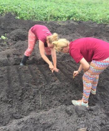 Volontäre helfen beim Farming-Projekt in Uganda