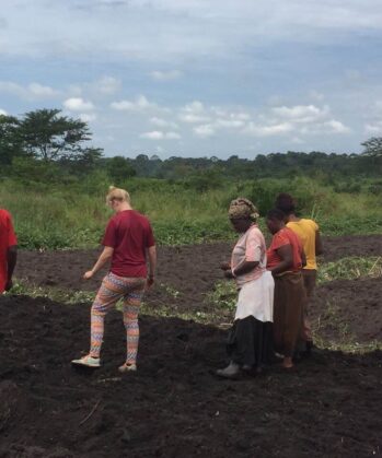 Volontäre & Einheimische beim Farming in Uganda