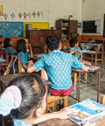 Kinder beim Unterricht im Klassenzimmer im Slum-Projekt auf Java