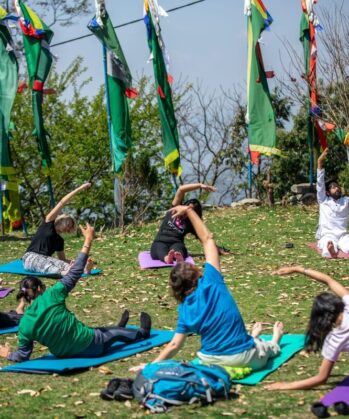 Yoga-Praxis im Kloster in Nepal