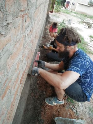 Volontäre beim Aufbau eines Community-Centers in Uganda