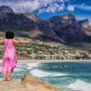 Frau mit ausgestreckten Armen in Camps-bay, Kapstadt, Südafrika