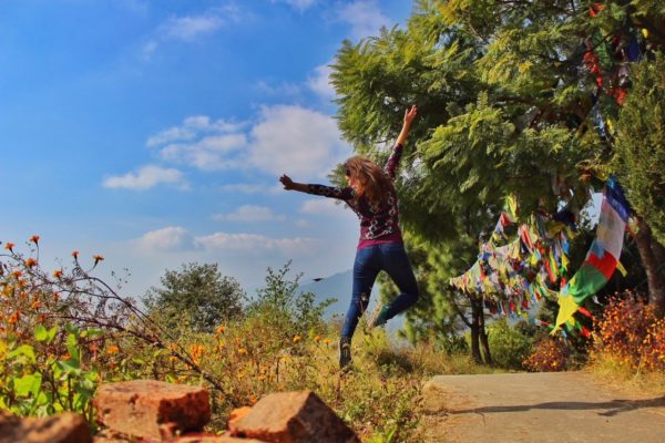 Freudensprung während Trekking-Tour in Nepal