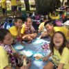 Fröhliche Kinder beim Mittagessen auf Hawaii