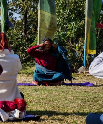 Reisende praktizieren Yoga im Kloster in Nepal