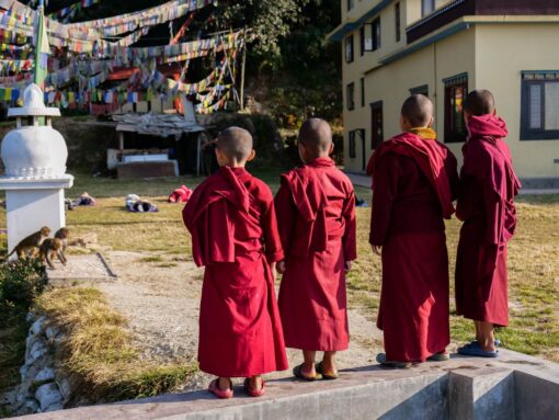 Nonnen beobachten Gruppe von Reisenden beim Yoga