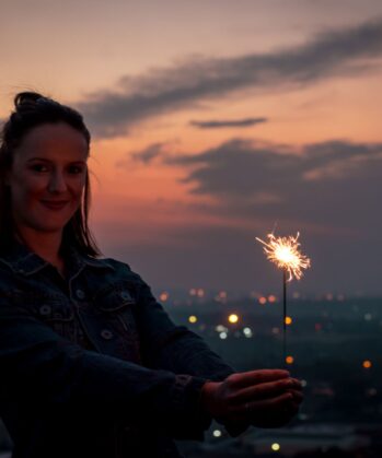 Frau hält Spritzkerze in der Hand