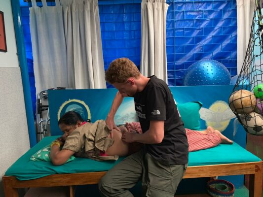 Volontär Hannes im Physiotherapie-Projekt in Nepal
