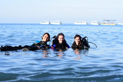 Volontäre beim Tauchgang auf Bali