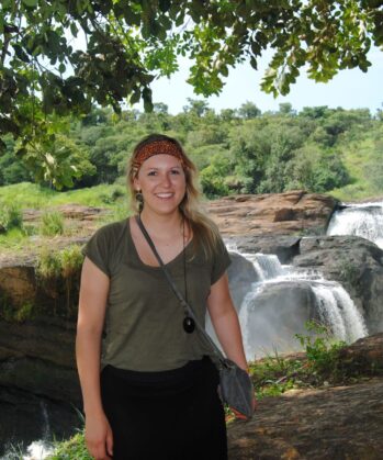 Reisende steht vor Murchison Falls in Uganda