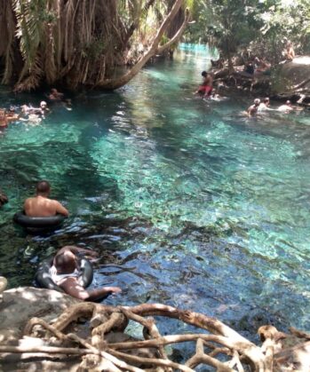 Baden in den heißen Quellen in Tansania