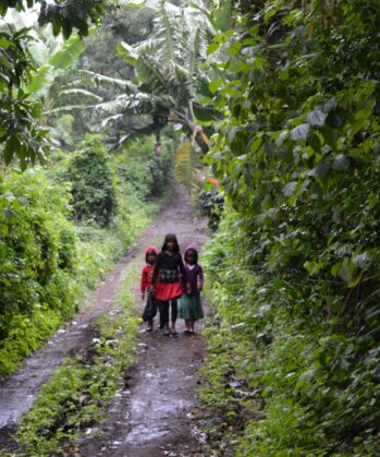 Kinder gehen entlang Waldweg in Tanzania