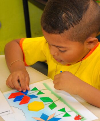 Junge bastelt im Childcare Center Projekt