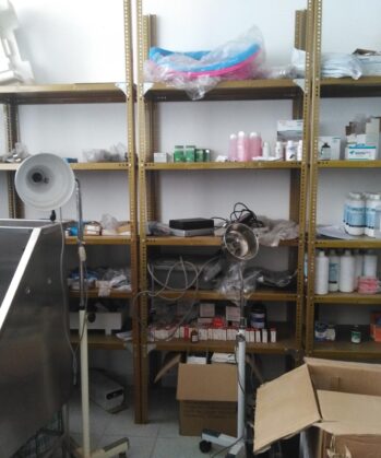 Medikamentenraum Tierklinik Peru