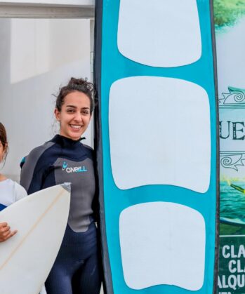 Freiwillige im Surfsprojekt Peru