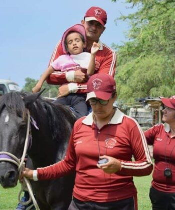 Equine Therapie - beeinträchtigtes Kind reitet